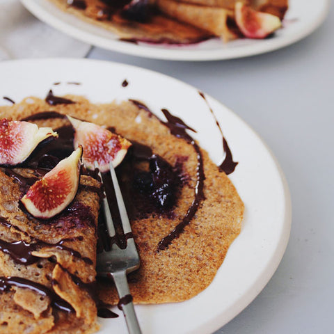 HEALTHY SUPERFOOD PANCAKES WITH CHOCOLATE SAUCE